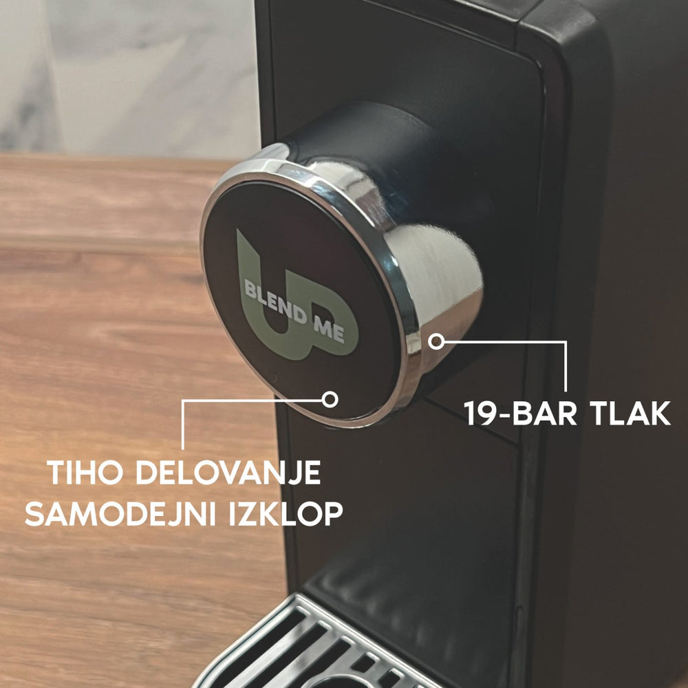 Compact capsule coffee machine