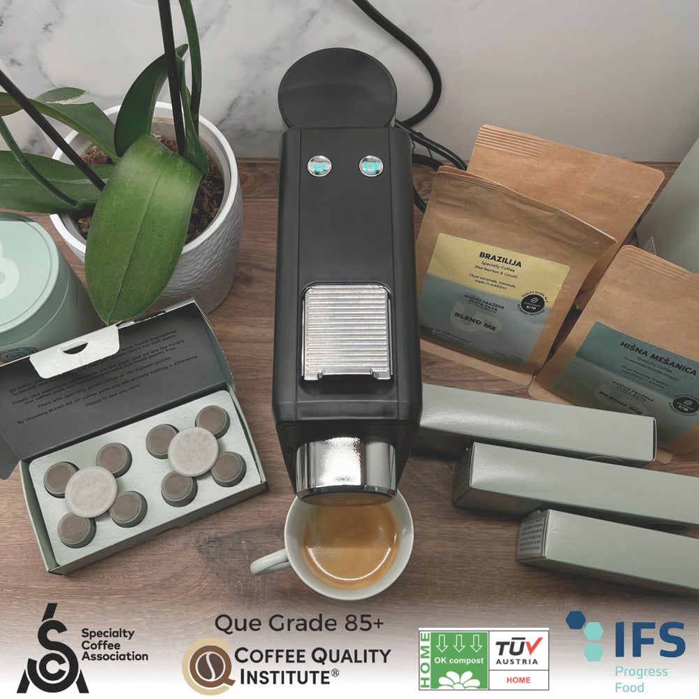 Compact capsule coffee machine